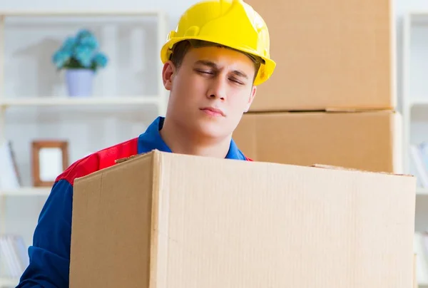 Jeune homme travaillant dans les services de déménagement avec des boîtes — Photo