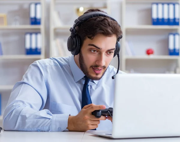Businessman gamer in office playing games — Stock Photo, Image