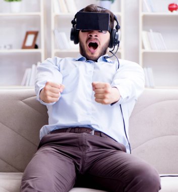 Öğrenci oyuncu evde oyun oynuyor