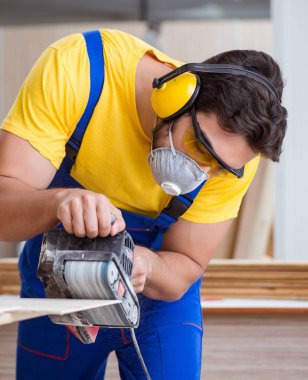 Marangoz atölyede çalışıyor.