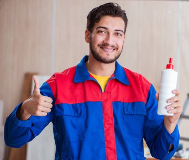 Yooung marangoz boyayla uğraşıyor.