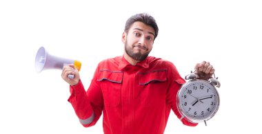 Bir megafon ve üzerinde izole bir çalar saat ile genç tamirci