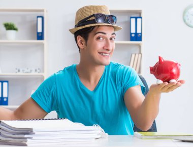 İş adamı ofiste tatile hazırlanıyor.