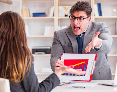 İş adamıyla iş kadını arasındaki iş görüşmesi