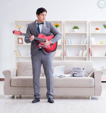 İş adamı tatile gidişini kutluyor