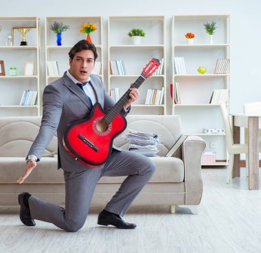 İş adamı tatile gidişini kutluyor