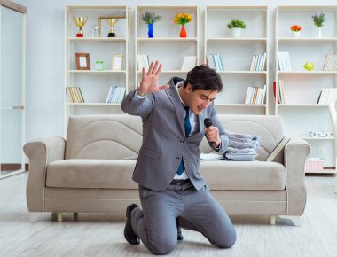 Ofiste kutlama yapan sarhoş iş adamı.