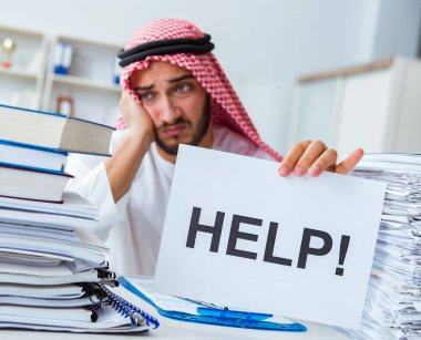 Ofiste çalışan Arap işadamı bir Pi ile evrak işi yapıyor.