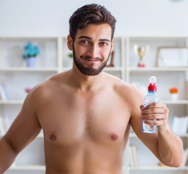 Kilo verme konseptinde büyük beden pantolon giyen bir adam.