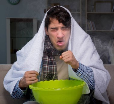 Hasta adam gece evde solunum yapıyor.