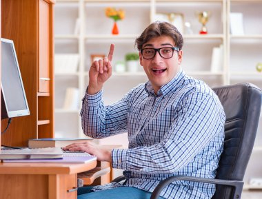 Bilgisayar masasında genç bir öğrenci