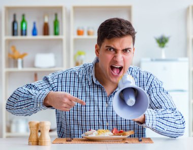 Hoparlörlü koca karısına bağırıyor.