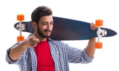 Beyaz kaykaylı genç bir kaykaycı.