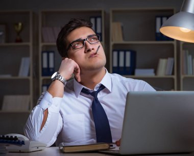 Stres altındaki iş adamı ofiste sigara içiyor