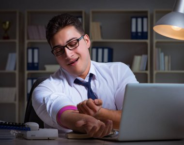 İşadamı uyuşturucudan geç saatlere kadar ofiste kalıyor.