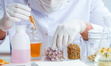 Laboratuvarda parfüm karıştıran bir kimyager.