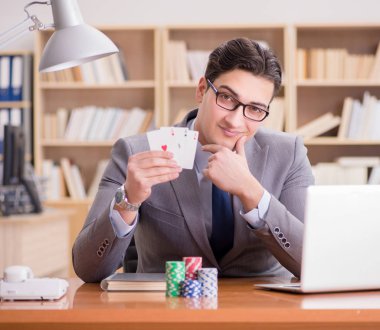 İşadamı işte kumar oynuyor.