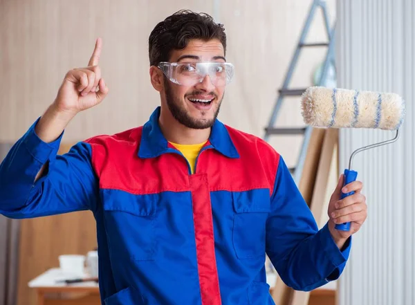 Yooung reparador carpintero trabajando con pintura pintura — Foto de Stock