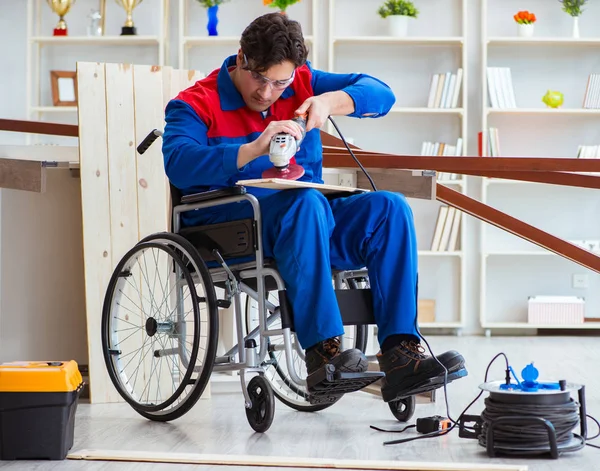 Stolarz niepełnosprawny pracujący z narzędziami w warsztacie — Zdjęcie stockowe