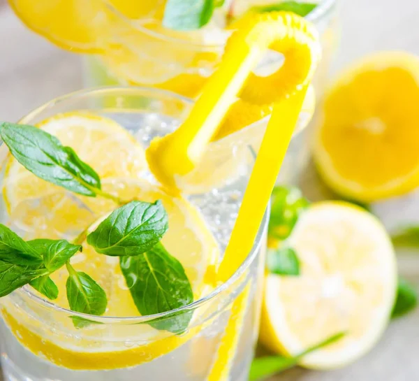 Glas Mojito mit Zitrone und Trinkhalm — Stockfoto