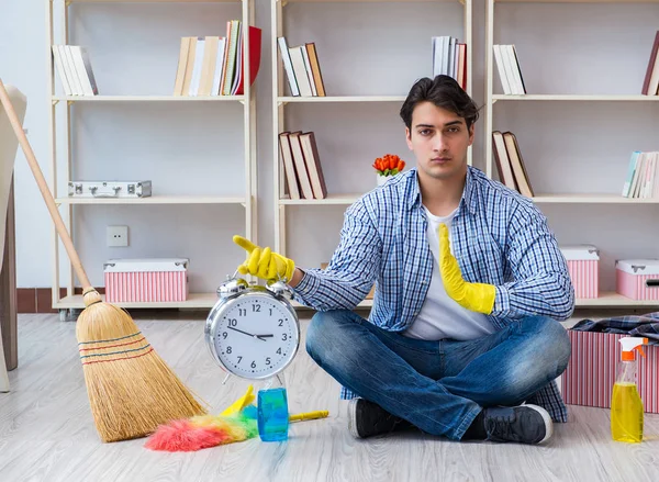 Homme faisant le ménage à la maison — Photo