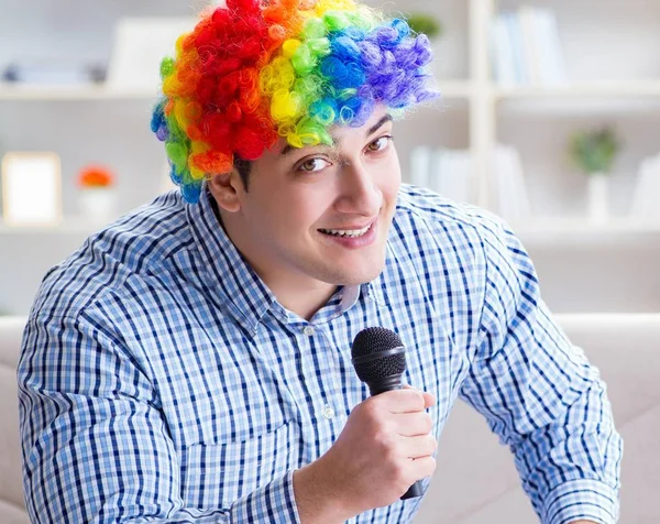 Hombre divertido cantando canciones en karaoke en casa —  Fotos de Stock