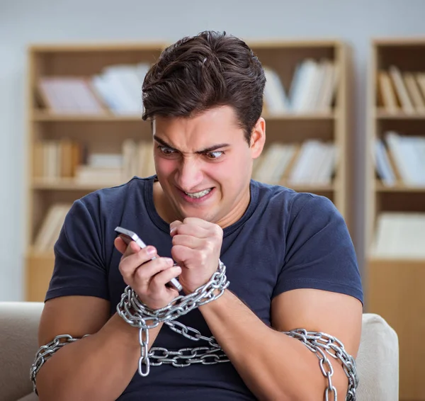 Homem que sofre de dependência de telefone vício — Fotografia de Stock