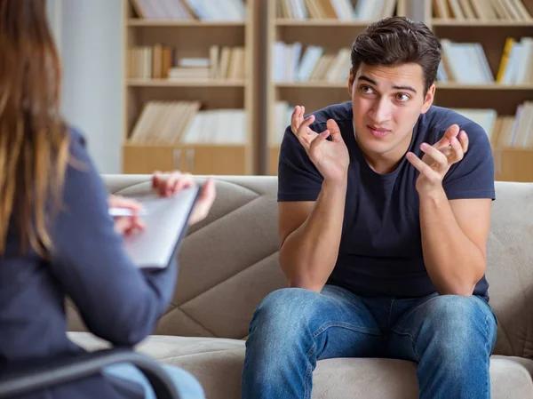 Patiënt die een psychiater bezoekt voor onderzoek — Stockfoto