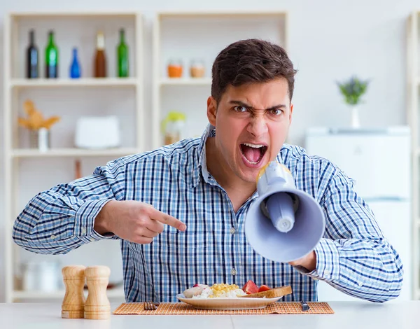 Hoparlörlü koca karısına bağırıyor.