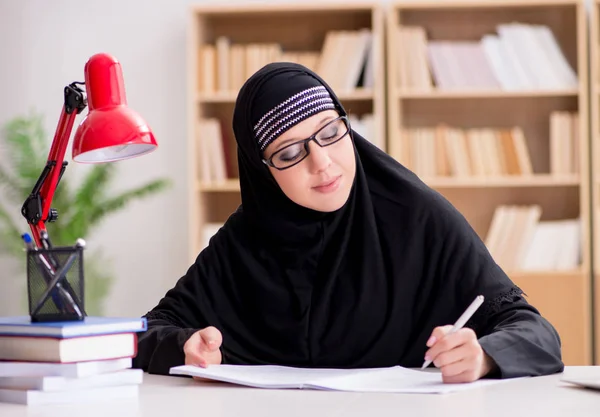 Мусульманская девушка в хиджабе готовится к экзаменам — стоковое фото