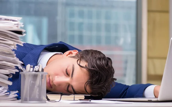 Empresário viciado em trabalho sobrecarregado com muito trabalho no escritório — Fotografia de Stock