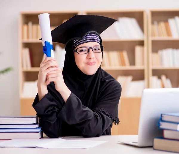 Chica musulmana en hiyab estudiando preparación para los exámenes — Foto de Stock