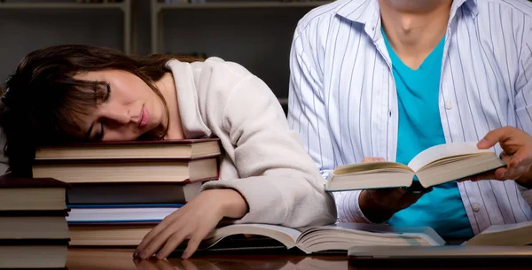 Dois estudantes que estudam tarde preparando-se para exames — Fotografia de Stock