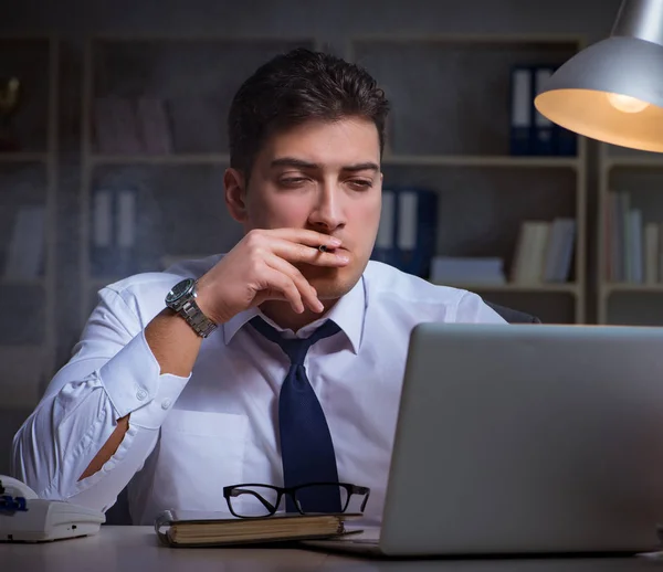 Stres altındaki iş adamı ofiste sigara içiyor — Stok fotoğraf