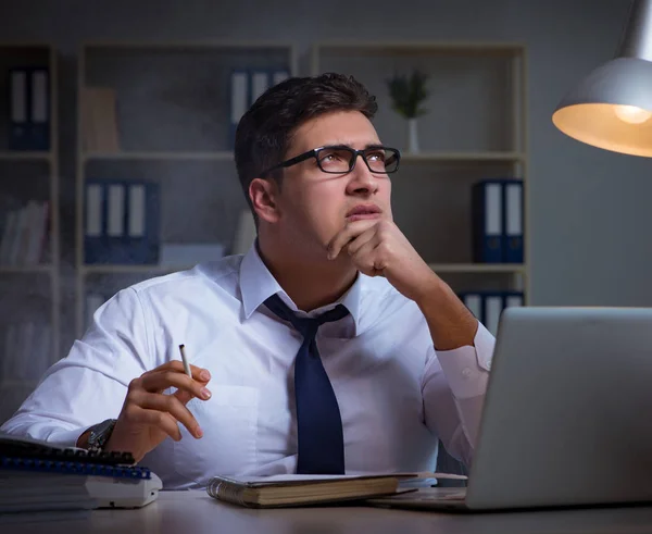 Affärsman under stress rökning på kontoret — Stockfoto