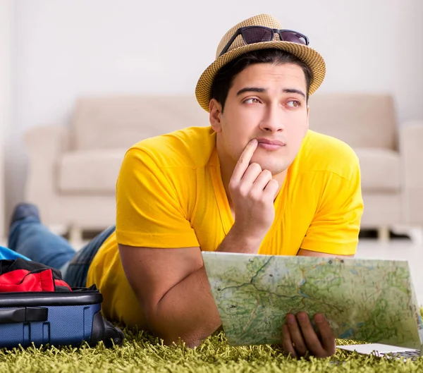 Muž plánuje svou dovolenou s mapou — Stock fotografie