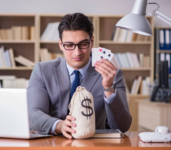 Empresário jogando cartas no trabalho — Fotografia de Stock