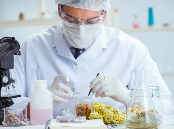 Chemist mixing perfumes in the lab — Stock Photo, Image