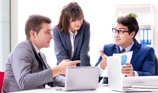 Reunión de negocios con los empleados en la oficina —  Fotos de Stock