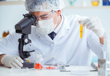 Doktor hastaların idrarını tıbbi amaçlar için test ediyor.