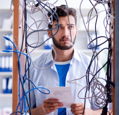 Elektrik teknisyeni tamir konseptinde kabloları çözmeye çalışıyor.