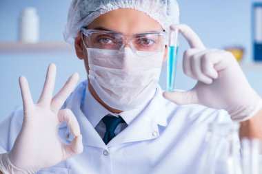 Bir laboratuarda deney yapan kadın bir bilim adamı.