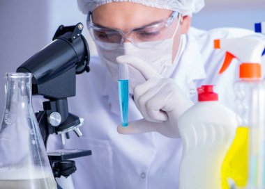 Laboratuvardaki adam yeni temizlik çözeltisi deterjanı test ediyor.