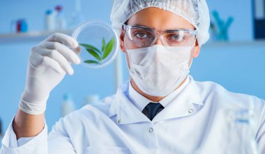 Bir laboratuarda deney yapan kadın bir bilim adamı.