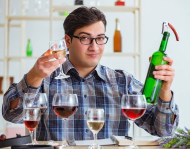 Profesyonel şarap garsonu kırmızı şarap tadıyor.