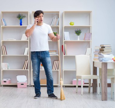 Adam evi temizliyor.