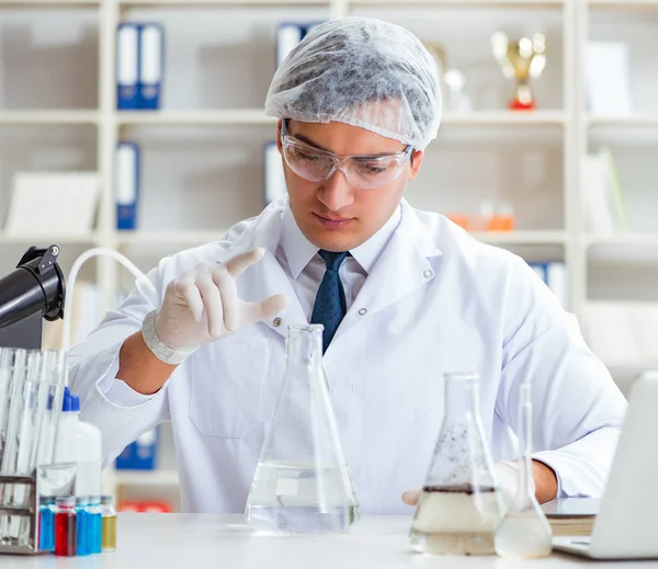 Jovem cientista pesquisador fazendo um teste de contaminação de água expe — Fotografia de Stock