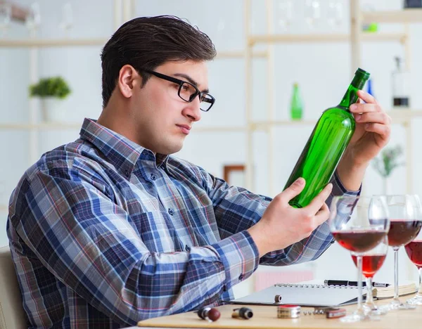 Profissional sommelier degustação de vinho tinto — Fotografia de Stock