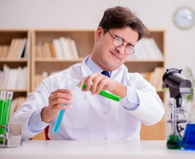 Çılgın bilim adamı bir laboratuarda deneyler yapıyor.