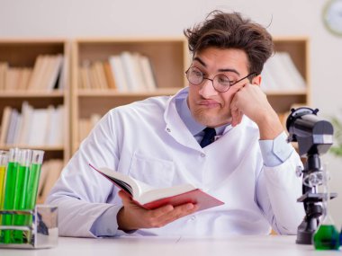 Çılgın bilim adamı bir laboratuarda deneyler yapıyor.